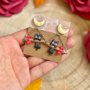 Pendientes Halloween – Jiji el gato negro en escoba con luna