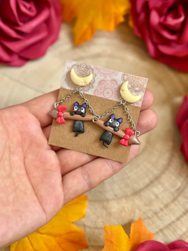 Pendientes Halloween – Jiji el gato negro en escoba con luna