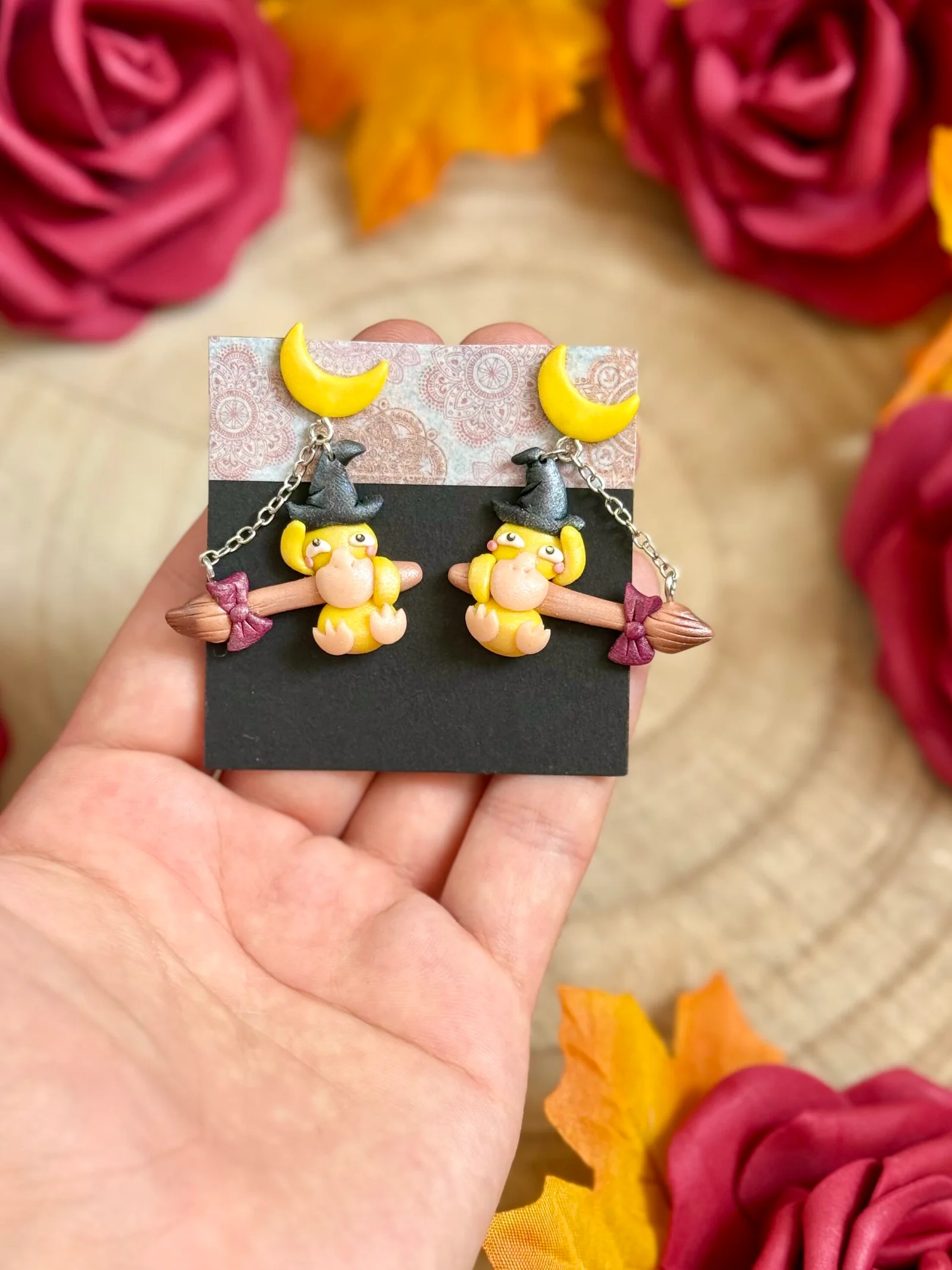 Pendientes Halloween – Psyduck brujo en escoba con luna