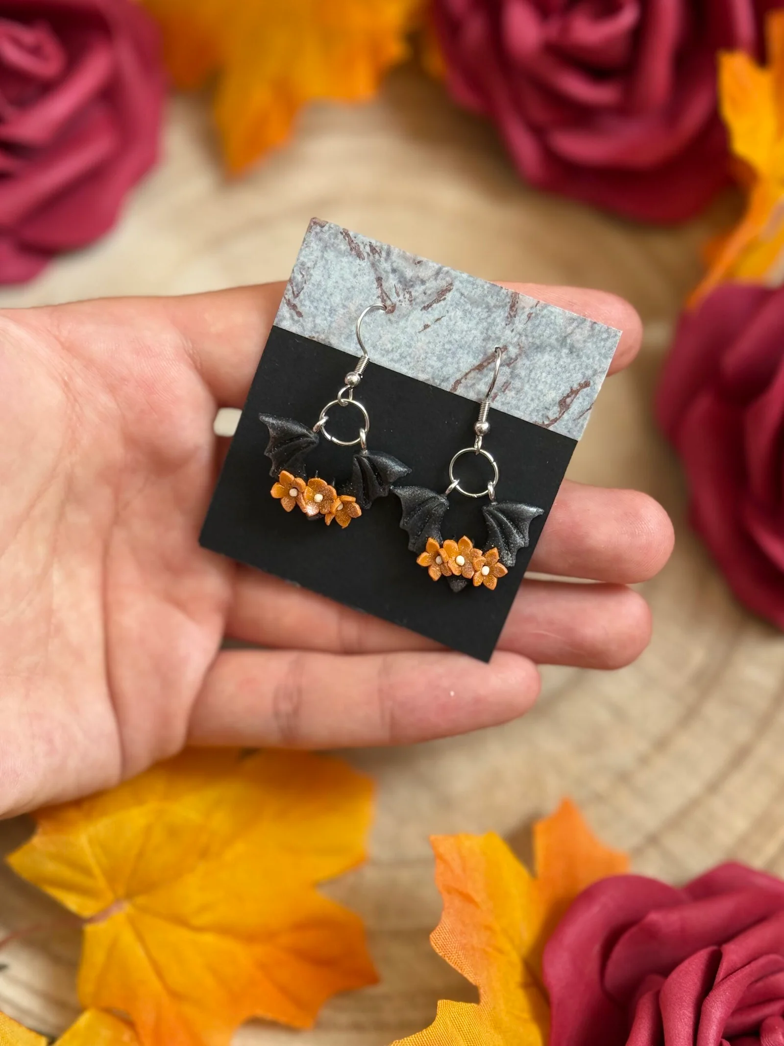 Pendientes murciélago con flores otoñales
