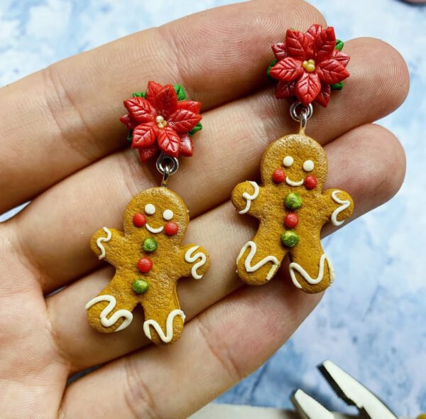 Pendientes navideños – Muñeco de Jengibre con Flor de Pascua