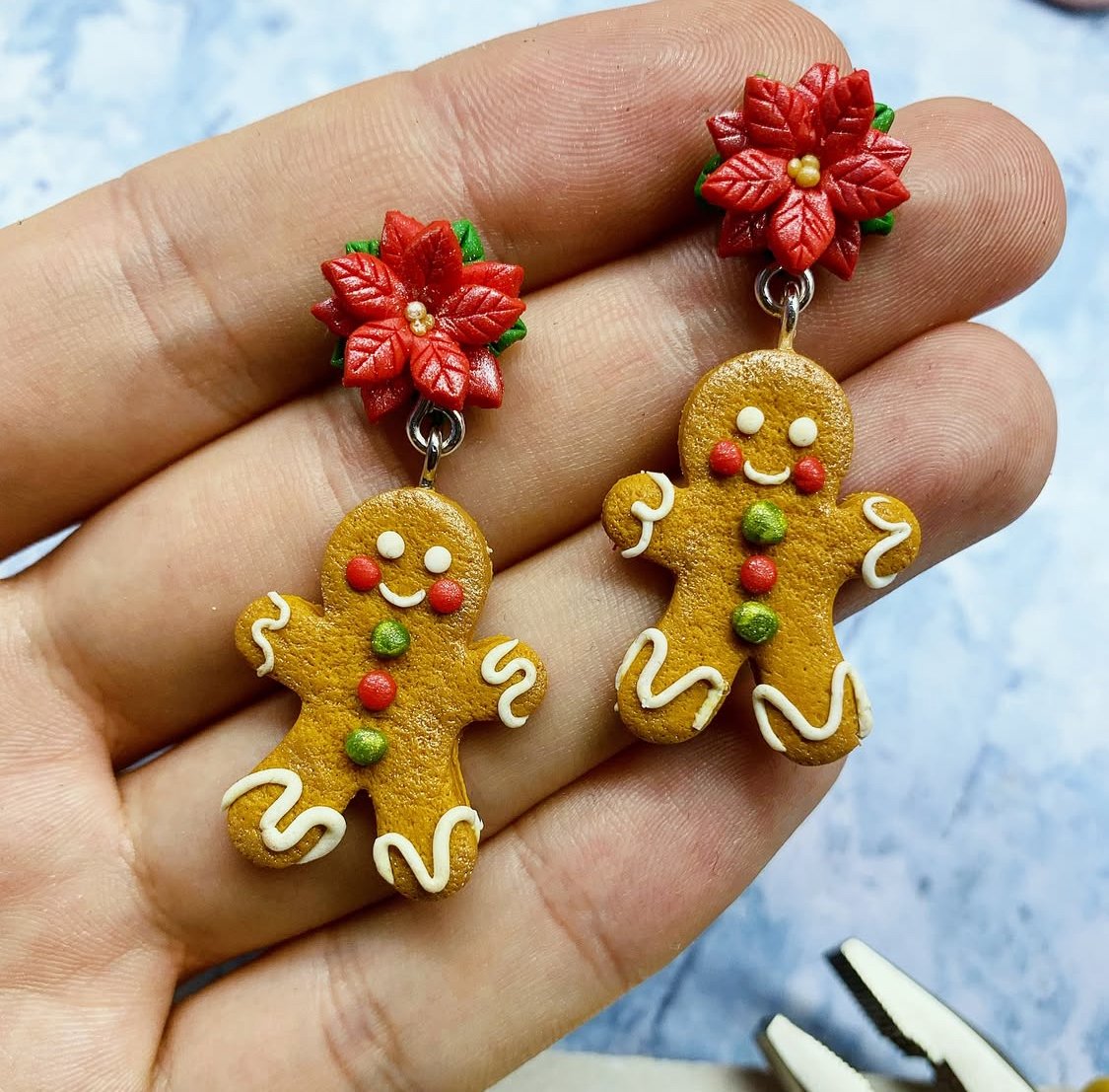 Pendientes navideños – Muñeco de Jengibre con Flor de Pascua