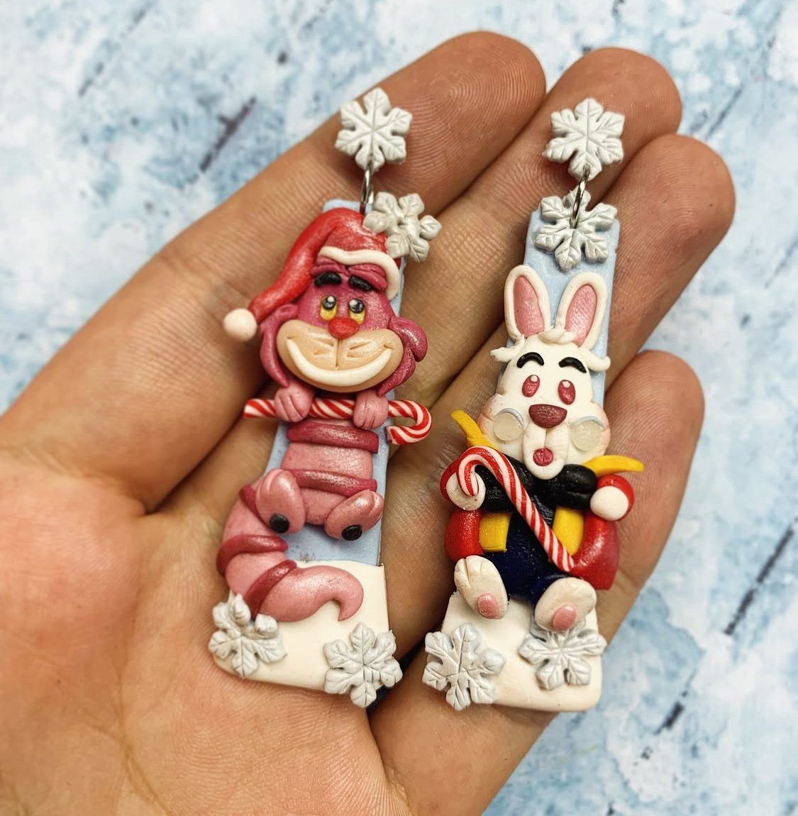 Pendientes navideños artesanales – Gato de Cheshire y Conejo Blanco