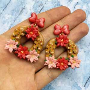 Pendientes navideños – Corona con muñecos de jengibre y flores de Pascua