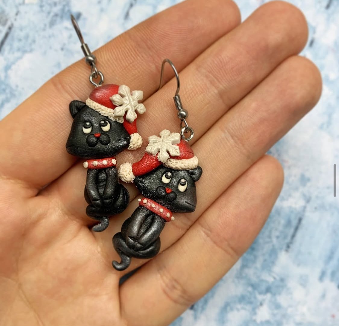 Pendientes navideños – Gatito negro con gorro de Navidad