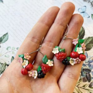 Pendientes frutales con frambuesas, moras, cerezas y flores