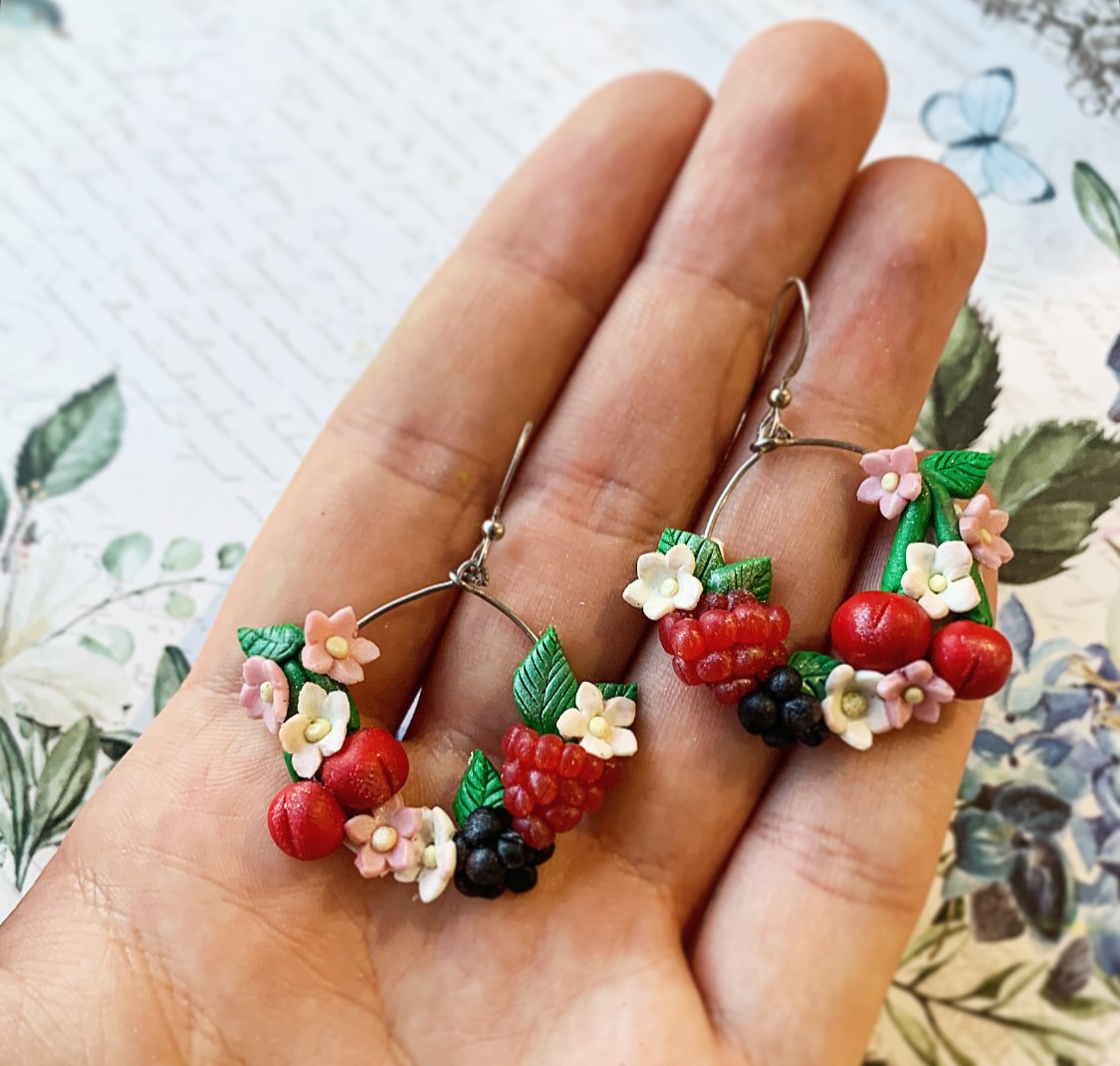 Pendientes frutales con frambuesas, moras, cerezas y flores