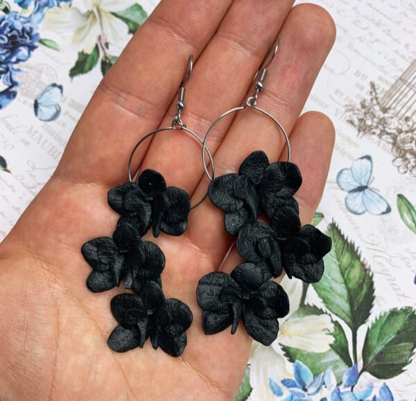 Pendientes florales con orquídeas negras