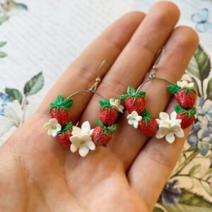 Pendientes frutales con fresas y flores blancas