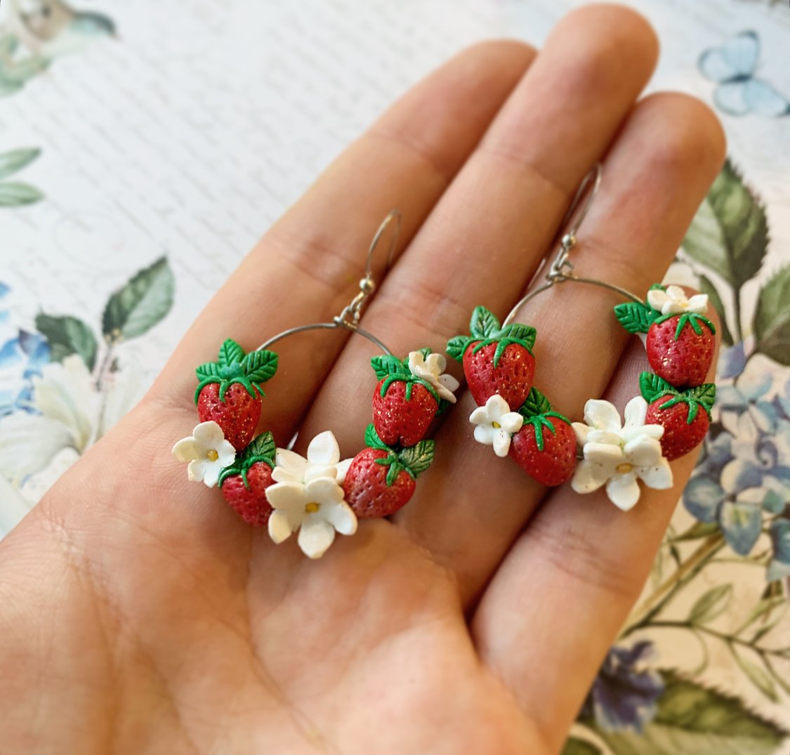 Pendientes frutales con fresas y flores blancas