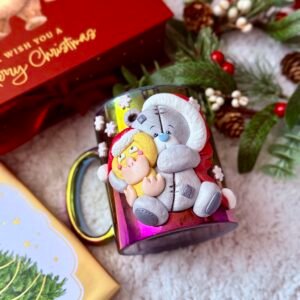 Taza navideña con osito y peluche de Psyduck – Hecha a mano en arcilla polimérica