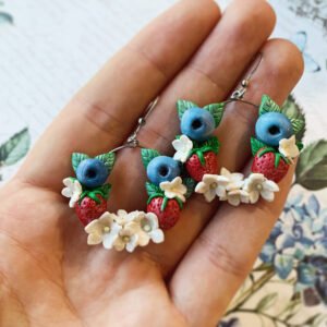 Pendientes frutales con fresas, arándanos y flores