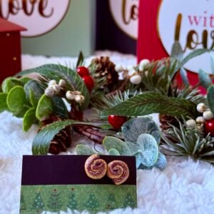 Pendientes Navideños Rollito de Canela – Dulce Encanto Hecho a Mano