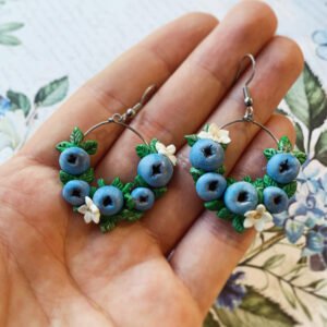 Pendientes frutales con arándanos y flores