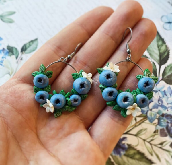 Pendientes frutales con arándanos y flores
