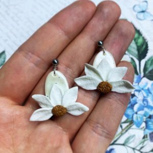 Pendientes florales con flores blancas