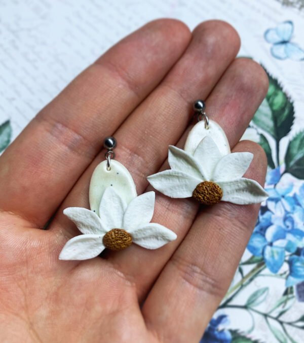 Pendientes florales con flores blancas