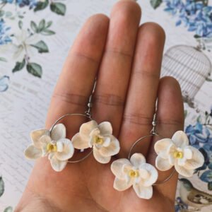 Pendientes florales con orquídeas blancas
