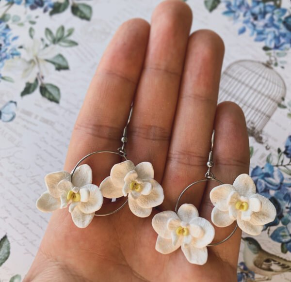 Pendientes florales con orquídeas blancas