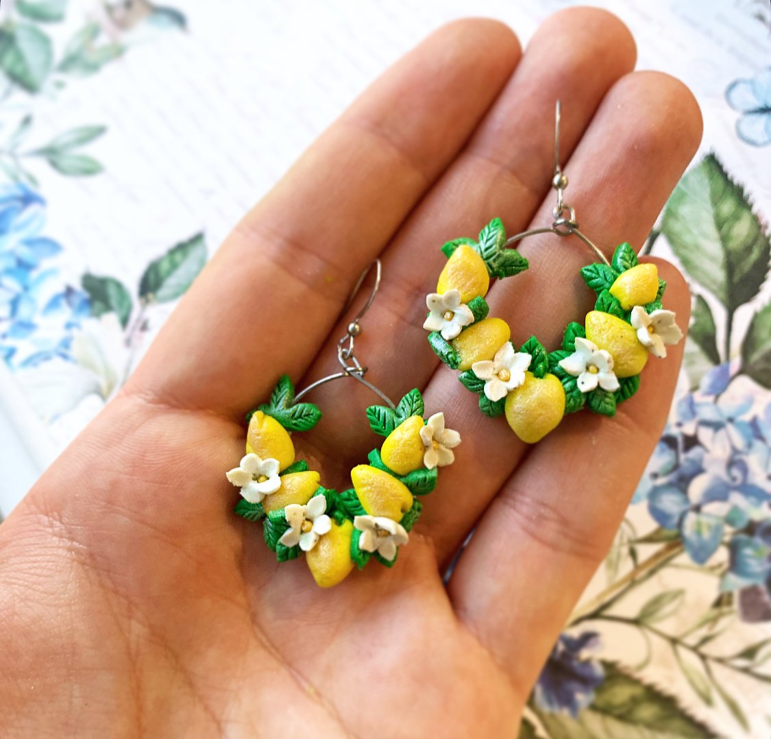 Pendientes frutales con limones y flores