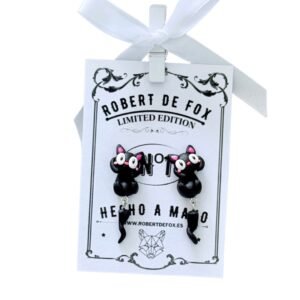Pendientes artesanales gatito negro “Jiji” pasantes – efecto atravesando la oreja