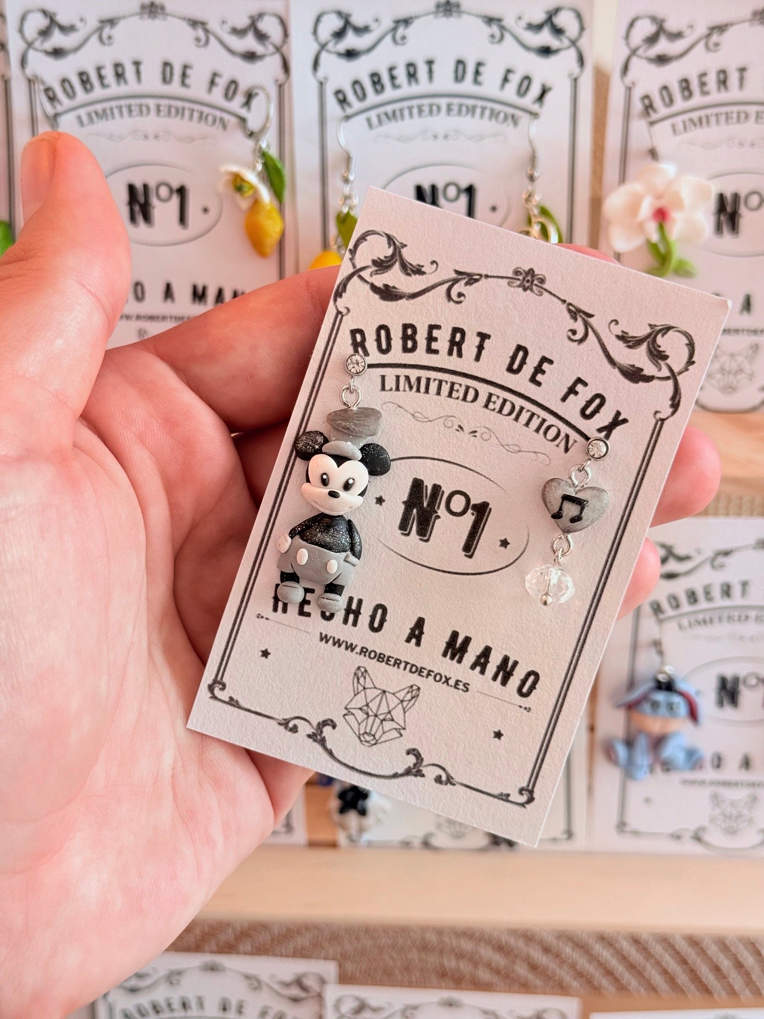 Pendientes Mickey elegantes – brillo, movimiento y estilo