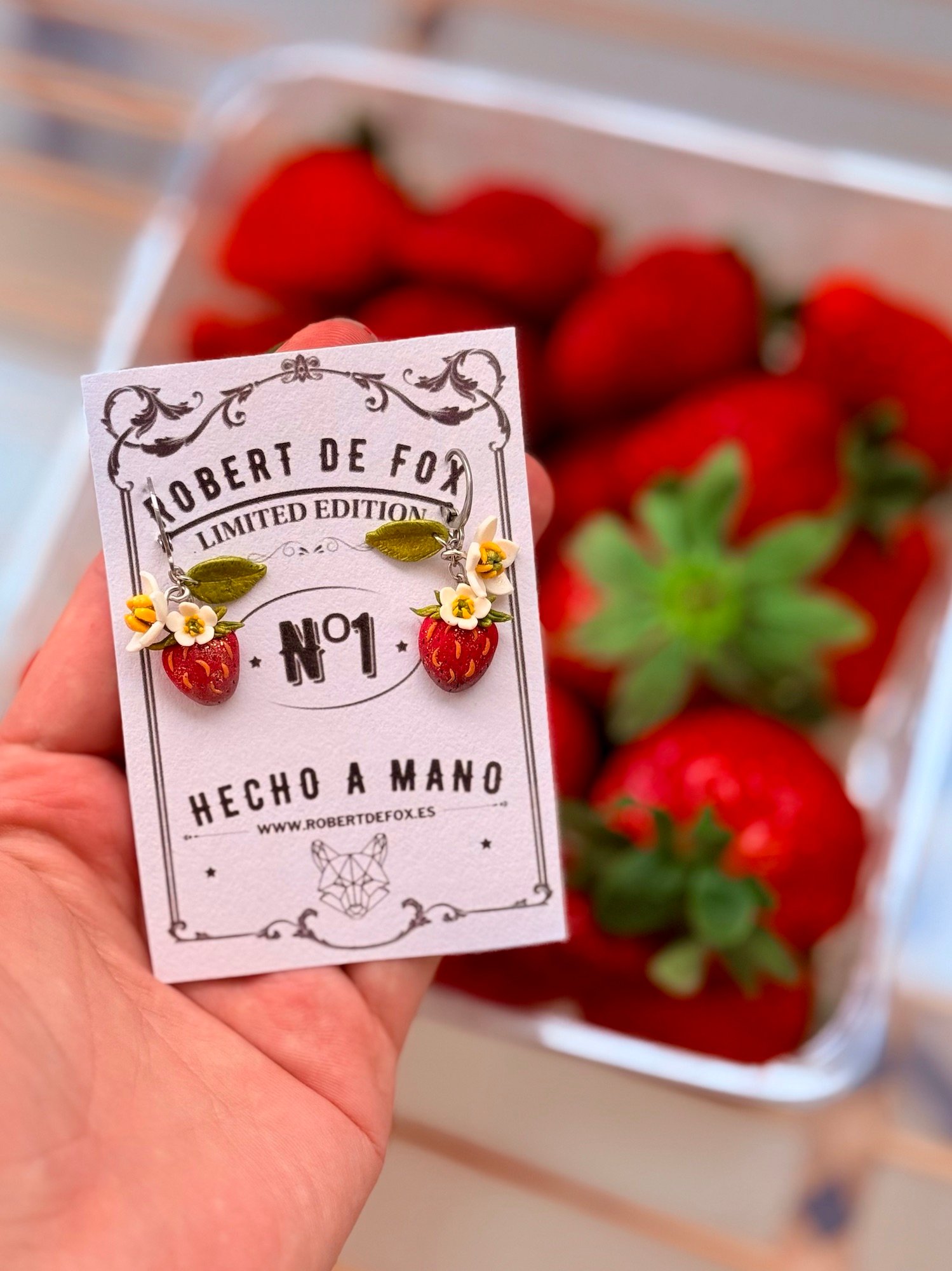 Pendientes Fresa Delicada – Hechos a Mano