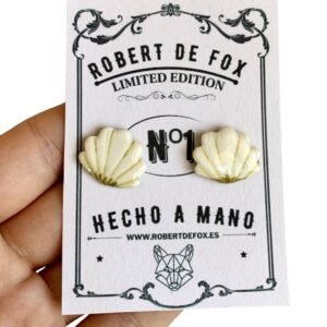 Pendientes de concha en color crema y dorado efecto cristal - botón