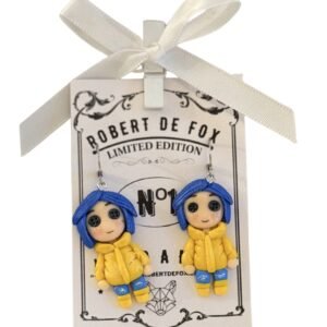 Pendientes artesanales inspirados en Coraline con abrigo amarillo