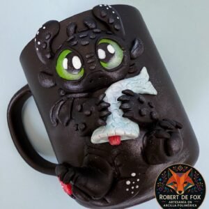 Taza artesanal inspirada en un pequeño dragón negro – estilo Desdentao