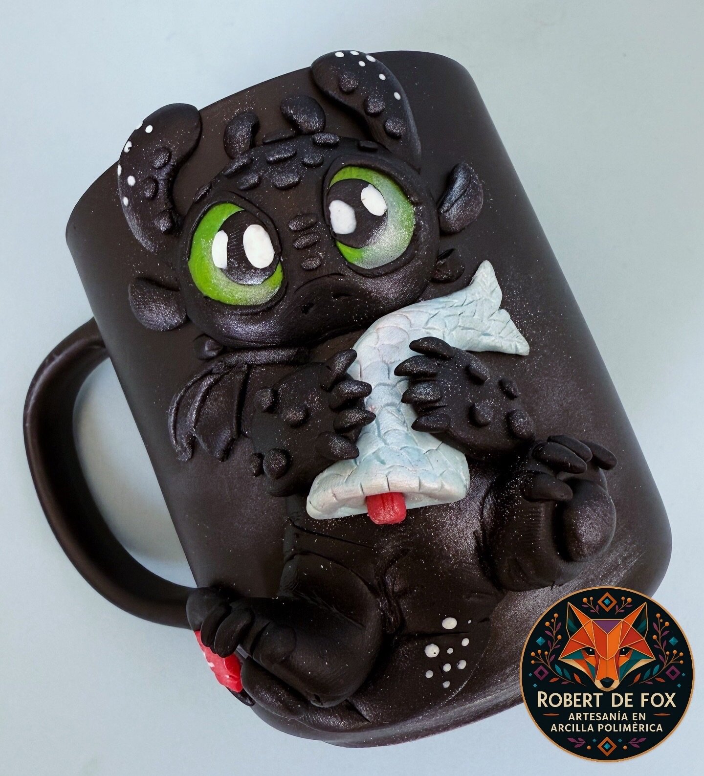 Taza artesanal inspirada en un pequeño dragón negro – estilo Desdentao